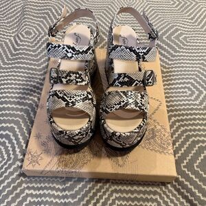 Free People Chelsea Snakeskin Pattern Platforms Size 38/EU 7.5 US